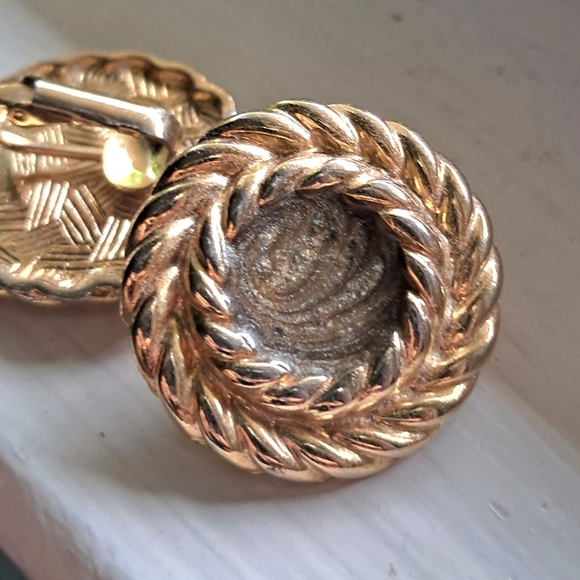 Elegant Gold-Tone Twisted Rope Vintage Cilp-on Earrings - Picture 5 of 5